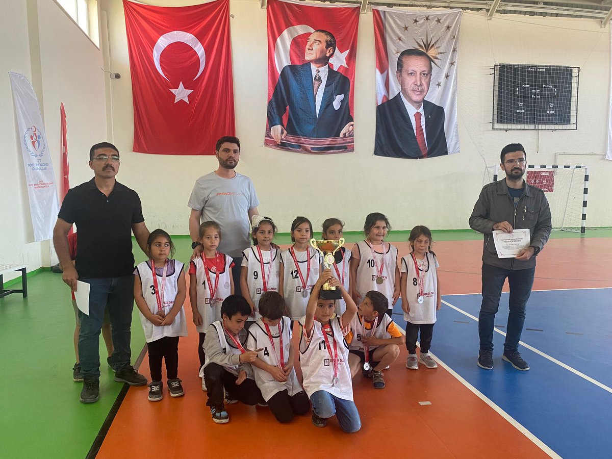 ahmettemel38's tweet photo. “2. Geleneksel Oyunlarla Değerlerimi Yaşıyorum” projesi 1. Sınıflar Yağ Satarım Bal Satarım Oyununda @EskLCumhryet ilçe şampiyonu olmuştur. 
Öğretmen ve öğrencilerimizi tebrik ederiz.
@tcmeb @aksarayvaliligi @Aksaray_MEM @Eskil_MEM @TC_Eskil @brahimKler2 https://t.co/QsihtiQlmL