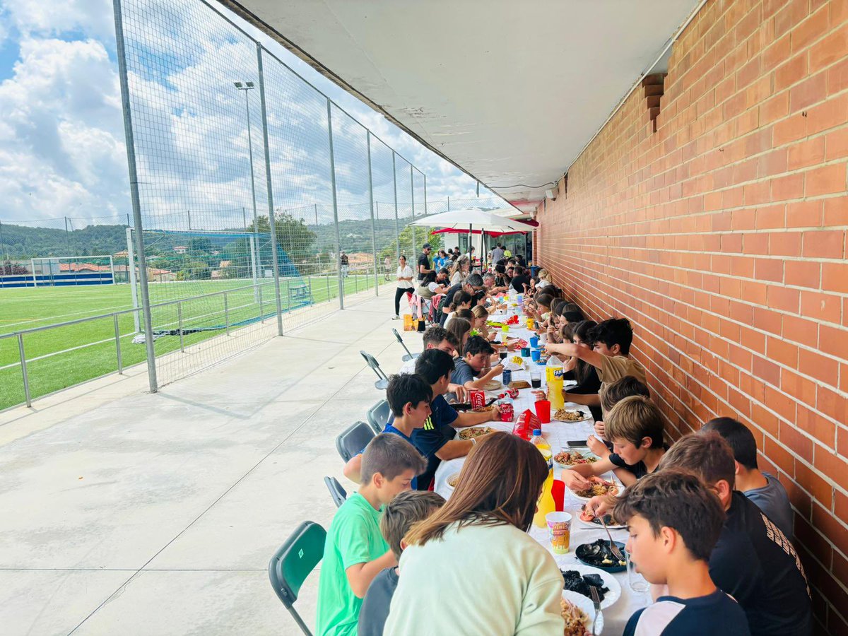 CFCastelltersol's tweet photo. 📸🥘Del dinar de final de temporada d'aquest dissabte a #CollDeMosca amb els equips del #FutbolBase

🦉🍍Dissabte de club, de família, companyerisme i diversió.

💙Seguim Castell!
#100preBlaus #finaldetemporada https://t.co/609X9fc0bL