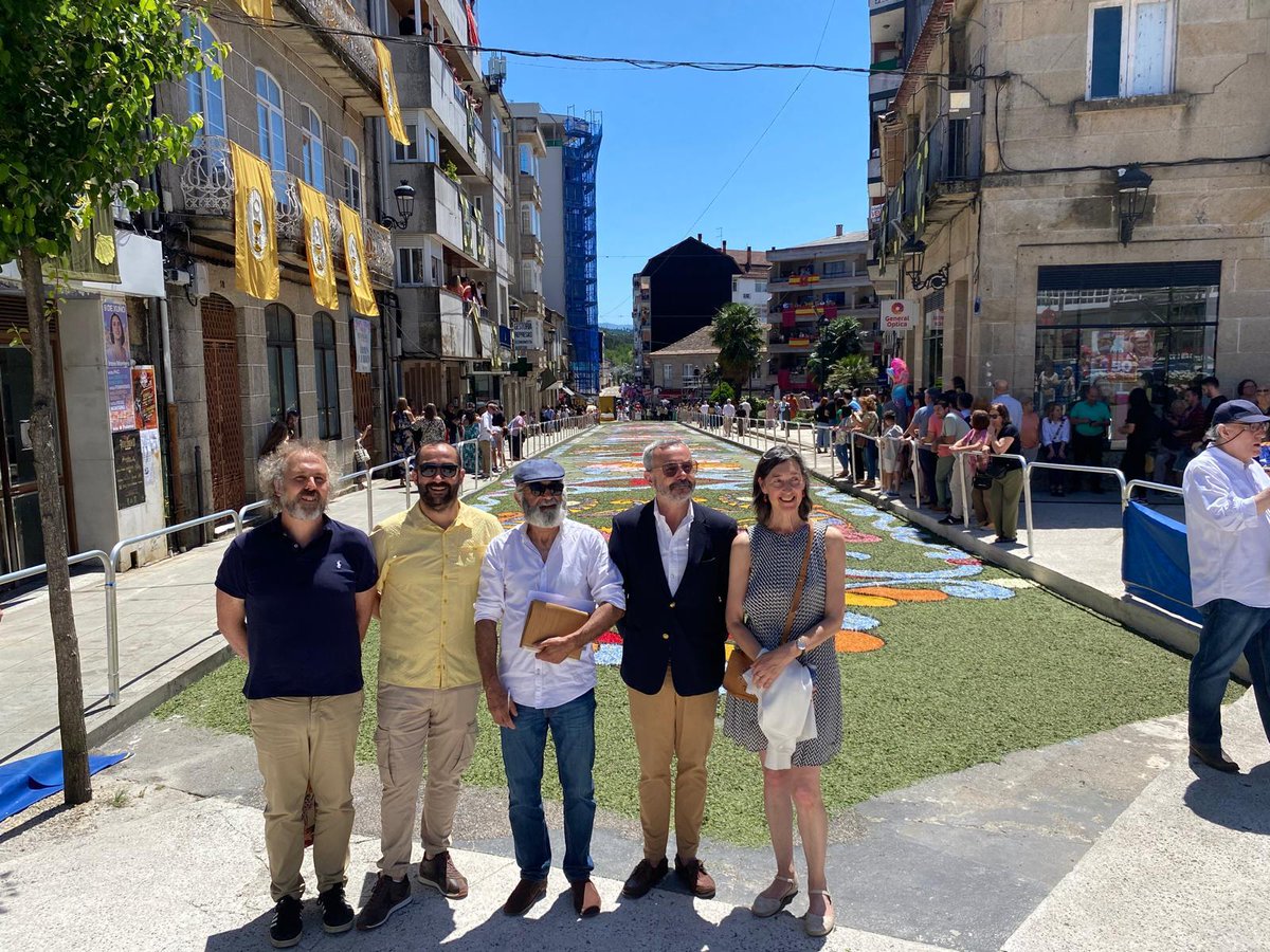 fjuanadevega's tweet photo. 🌳🌸 Onte, coincidindo co día do Corpus no Concello de Ponteareas, fallouse o I Concurso de Balcóns Floridos. O xurado estaba integrado por Pedro Calaza, director da Escola Galega da Paisaxe @fjuanadevega, colaboradores expertos do movemento @VilasenFlor e un técnico municipal. https://t.co/XseJqMDnI0