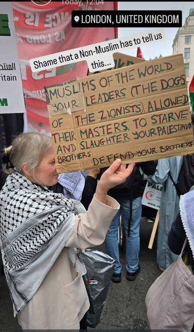tebligd's tweet photo. Gayrimüslim bir İngiliz hanımın, Londra gösterileri sırasında taşıdığı pankartta yazanlar:   

 “Ey dünya Müslümanları,   Liderleriniz (siyonistlerin köpekleri), efendilerinin Filistinli kardeşlerinizi aç bırakmasına ve katletmesine izin verdi.  Kardeşlerinizi savunun!" https://t.co/bMMBL7myrE
