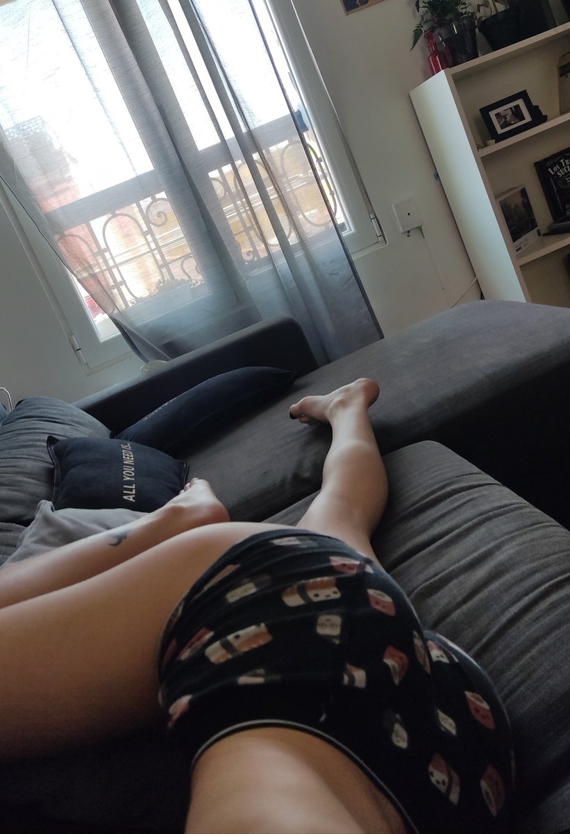 Demasiado trabajo, necesito un masaje en las piernas!!! Algún voluntario?😏❤️‍🔥
