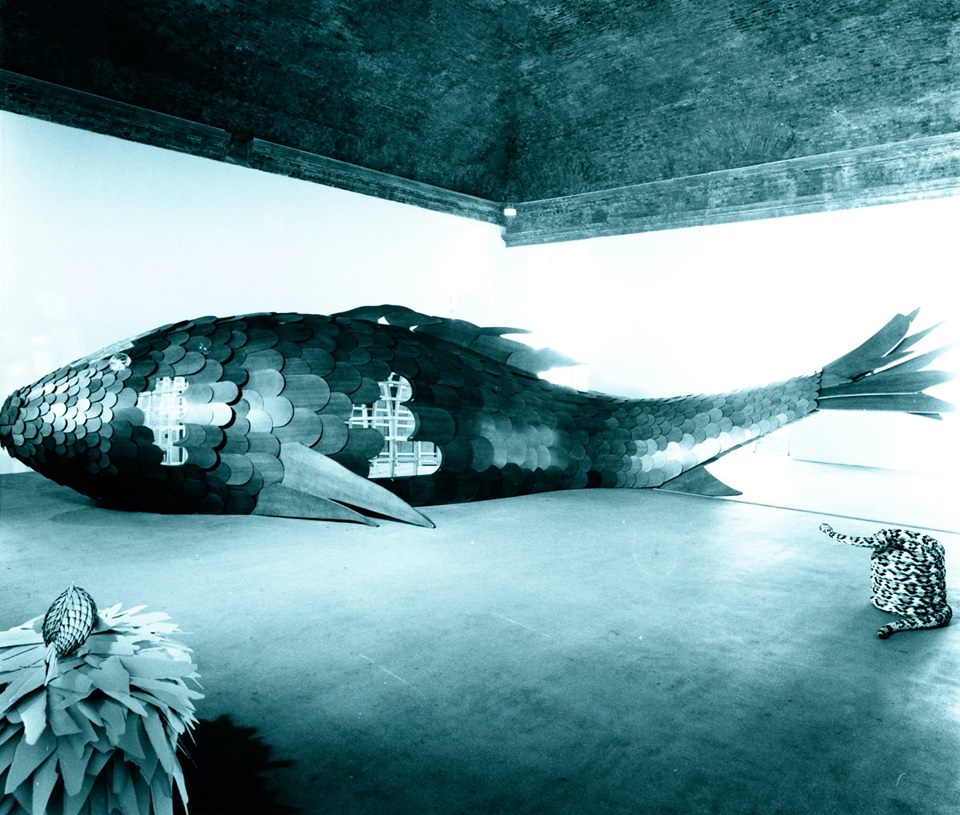 rivolicast's tweet photo. La casa-pesce di @frankogehry una struttura abitabile in forma di pesce lunga dodici metri progettata per il GFT  una foto d'antan per questa opera della nostra #Collezione! #museumweek #dietrolequintemw #behindthescenesmw https://t.co/0ov1bqsFfU