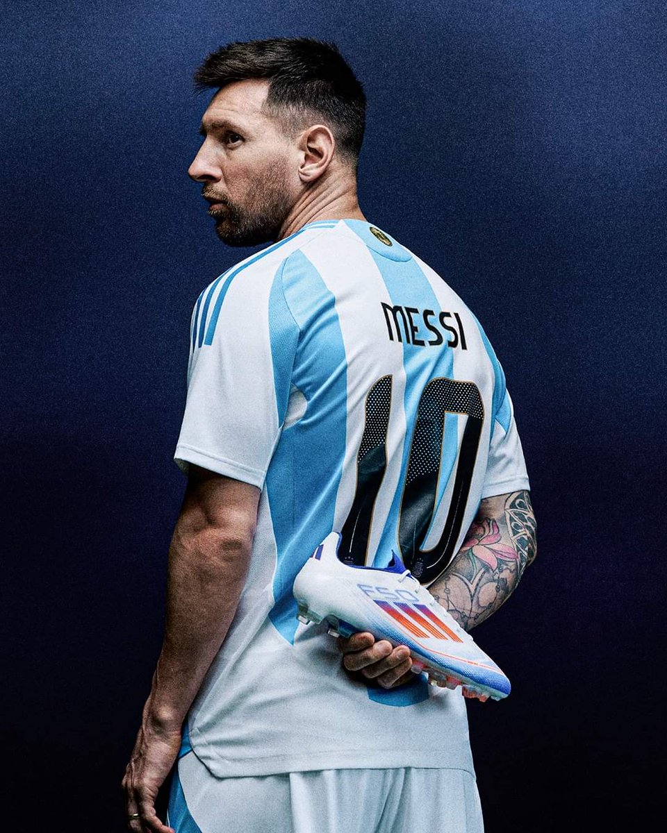 📸Leo Messi with his Adidas F50 boots🐐🥶