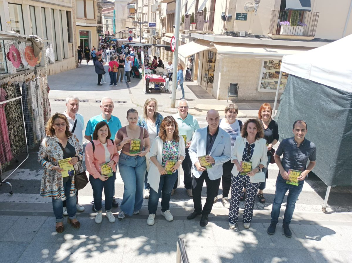 Avui fent campanya pel mercat de #Tàrrega amb el candidat per @Esquerra_ERC al Parlament europeu @TomasMolinaB. ✅Per avançar cap a l'autodeterminació ✅ Defensa del català ✅ Per l'estat del Benestar fort ✅ Per l’economia local ✅ Per una Europa verda i justa #AraRepúbliques