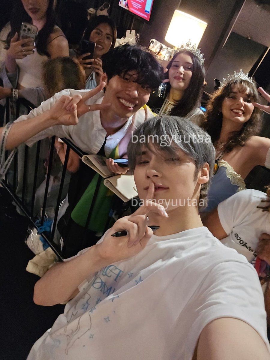 bamgyuutaa's tweet photo. nosso mano hyuka ainda lançou a famosa pose do cala a boca!!! #ACT_PROMISE #ACT_PROMISE_NYC #TXT_IN_NY_D2 @TXT_members https://t.co/QwJLfTgErM