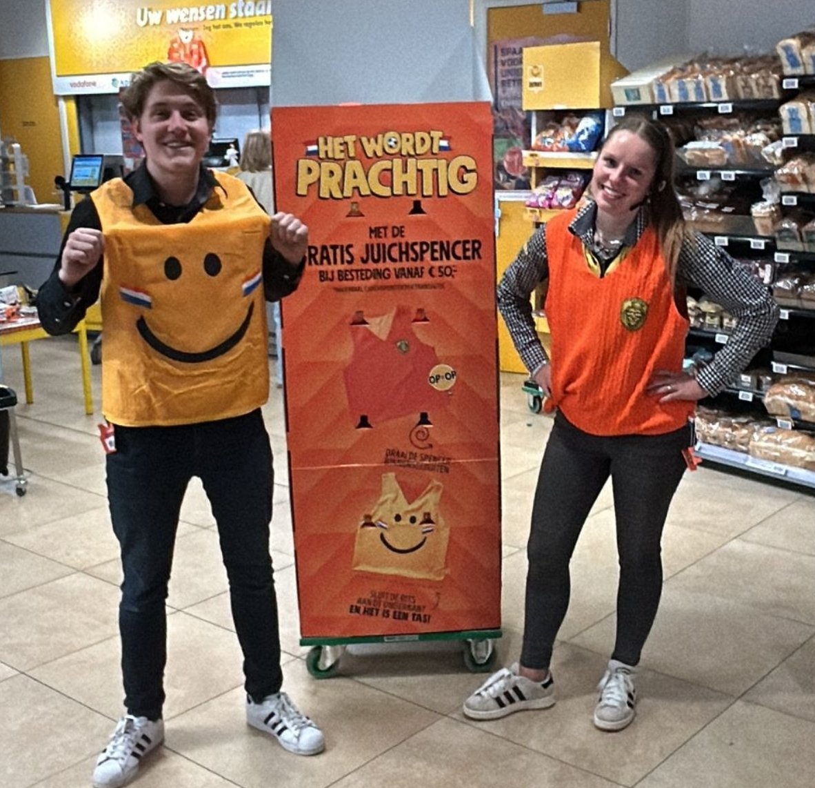 Vanaf vandaag ontvang je gratis onze Juichspencer bij besteding van €50 aan boodschappen 🧡 🙌. Veel juichplezier! 

#hetwordtprachtig #juichspencer #oranje #jumboveltrop #bergschenhoek #lansingerland