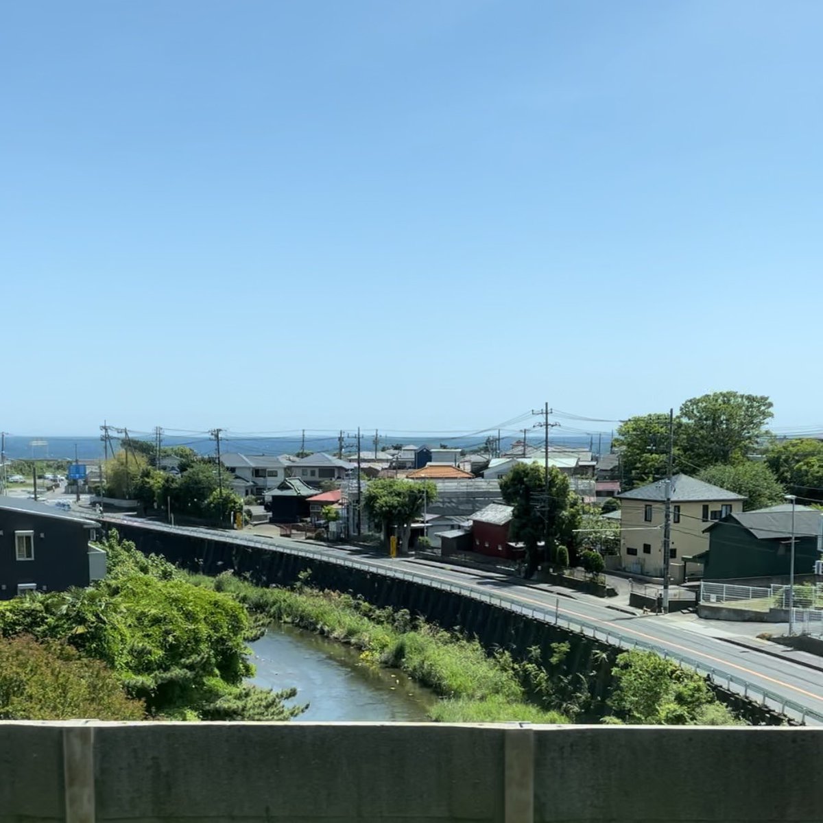 MitsutoshiUno's tweet photo. It's an ordinary rural Japanese landscape seen from a train window.
I like this angle, where the horizon is above the roofs of the houses, making it look like the sea and sky meet. It makes me realize that I am living a quiet life on planet Earth. https://t.co/Pd2ofupQQ9