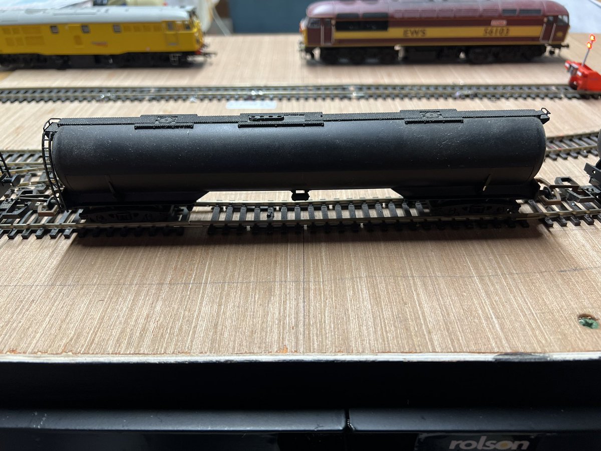 collingburn15's tweet photo. Rake of 6 Lima oil tankers. 3x Fina black. 2X unbranded black and one has been half repainted to match the rest. All are boxed and complete with couplings. As a set they look good and run very smoothly plus are perfectly adequate to run a realistic train straight out the box. https://t.co/iuaRzxEceE