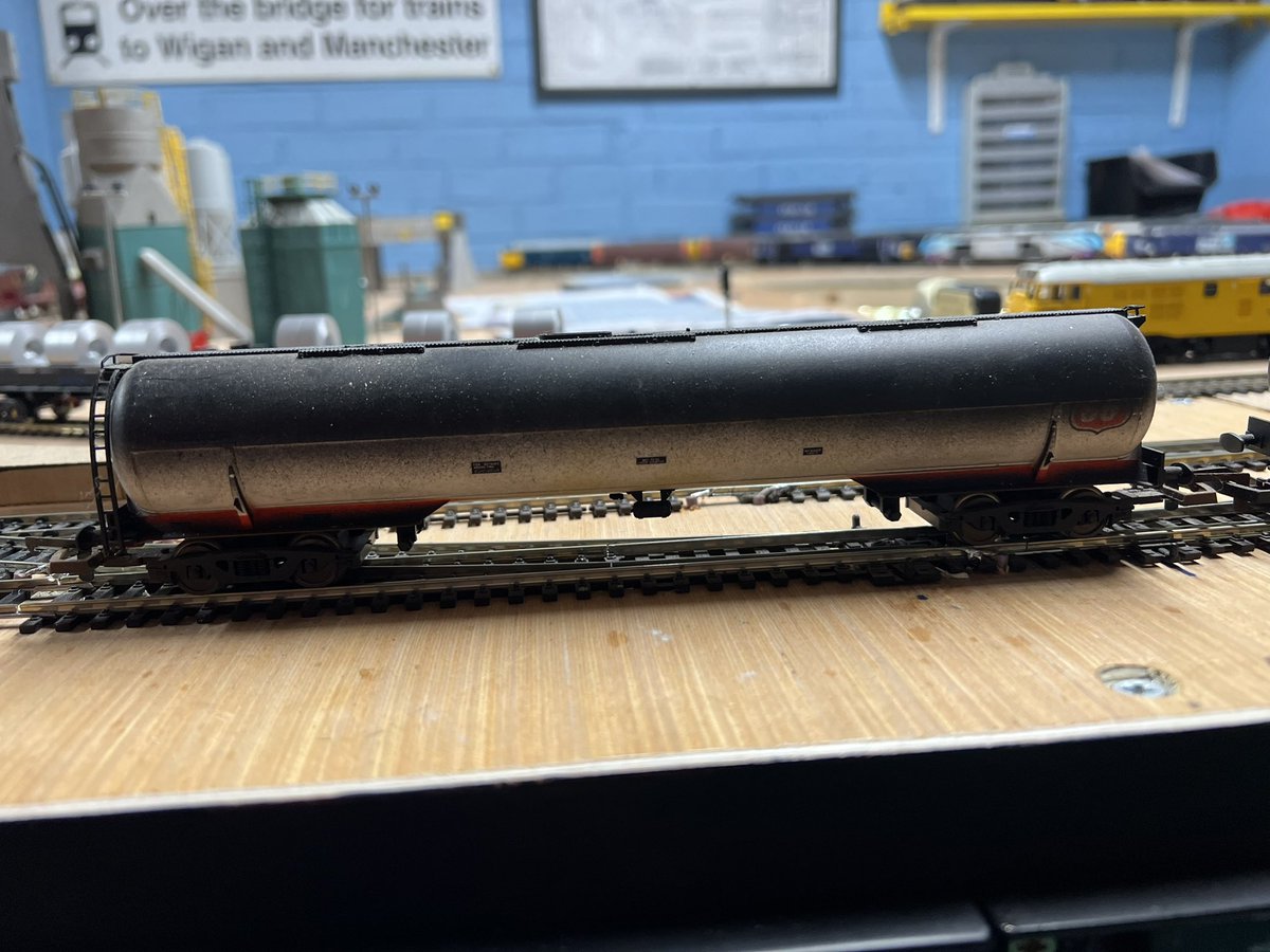 collingburn15's tweet photo. Rake of 6 Lima oil tankers. 3x Fina black. 2X unbranded black and one has been half repainted to match the rest. All are boxed and complete with couplings. As a set they look good and run very smoothly plus are perfectly adequate to run a realistic train straight out the box. https://t.co/iuaRzxEceE