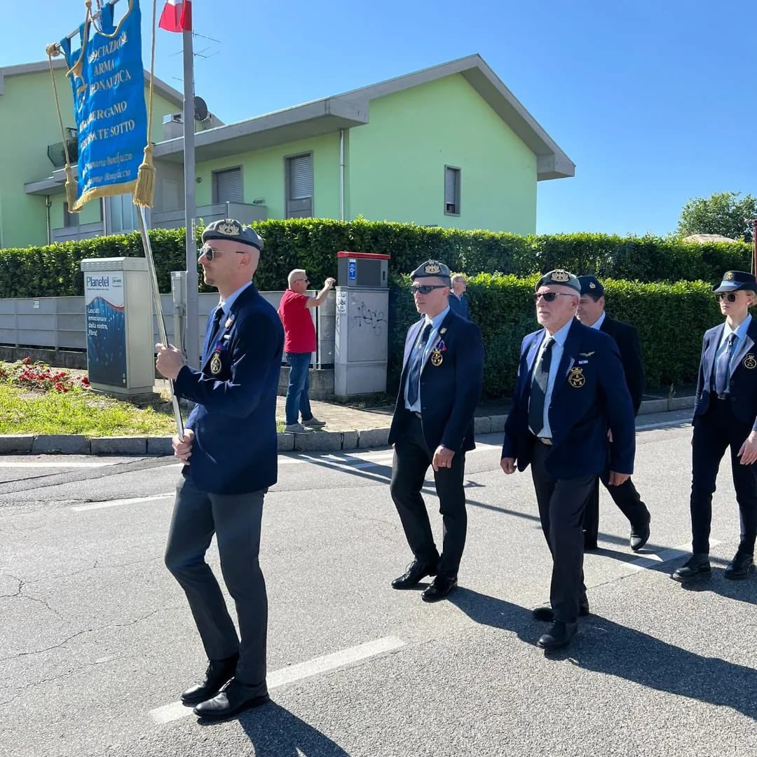 assoaeroarma's tweet photo. ✅ A.A.A. - #AviatoridItalia 💫

ℹ️ #2Giugno Nucleo di #Bonate Sotto della Sezione di #Bergamo ha partecipato, con numerosi Soci in uniforme sociale e il #Labaro, alla manifestazione tenuta per la #FestadellaRepubblica https://t.co/4tunPKsCs4