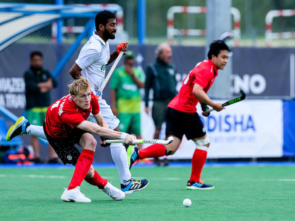 FieldHockeyCan's tweet photo. Canada's Sean Davis opens the scoring but Pakistan has a powerhouse third quarter to defeat Canada 8-1 in second round action at the Nations Cup. Canada closes out pool play against Malaysia on June 5. https://t.co/gWrdCS75dG