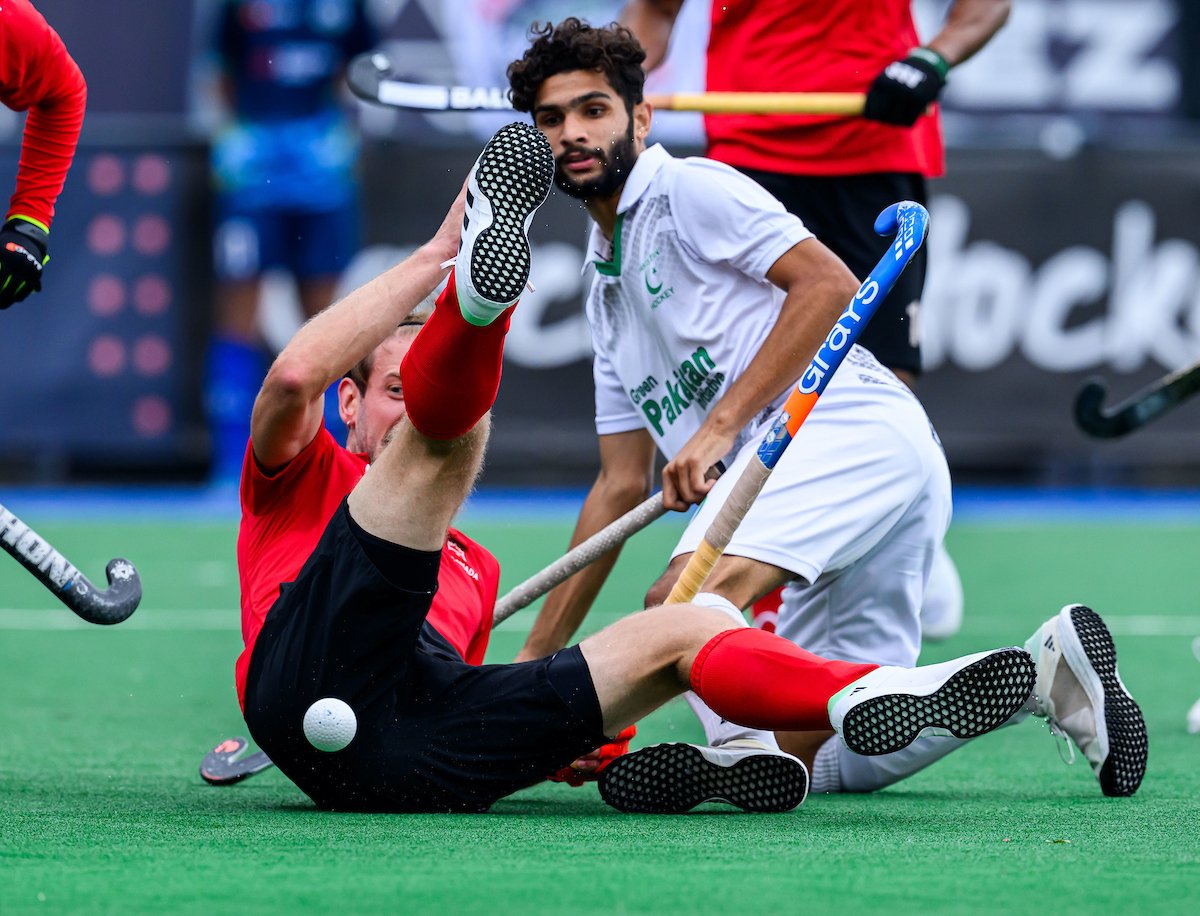 FieldHockeyCan's tweet photo. Canada's Sean Davis opens the scoring but Pakistan has a powerhouse third quarter to defeat Canada 8-1 in second round action at the Nations Cup. Canada closes out pool play against Malaysia on June 5. https://t.co/gWrdCS75dG