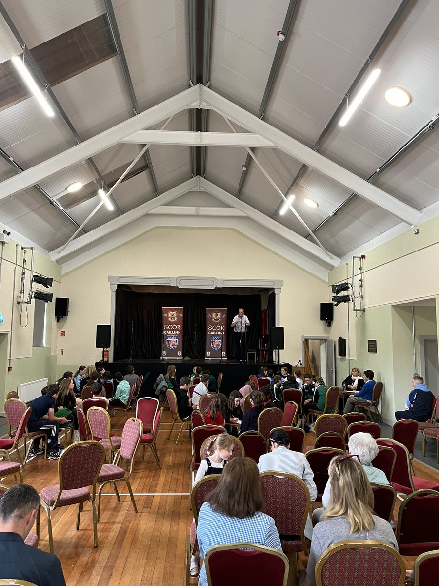 Tá tráth na gceist boird do Scór na bPáistí faoi lán seoil! Scór na bPáistí @Galway_GAA is underway here in Menlough Hall. @MenloughLadies