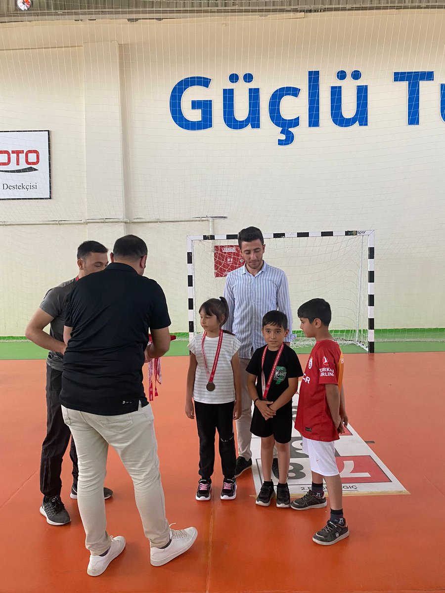 ahmettemel38's tweet photo. “2. Geleneksel Oyunlarla Değerlerimi Yaşıyorum” projesi 2. Sınıflar Sek Sek Oyununda @taskapiokulu ilçe 3. olmuştur. 
Öğretmen ve öğrencilerimizi tebrik ederiz.
@tcmeb @aksarayvaliligi @Aksaray_MEM @Eskil_MEM @TC_Eskil @brahimKler2 https://t.co/tsL84wUi0Z