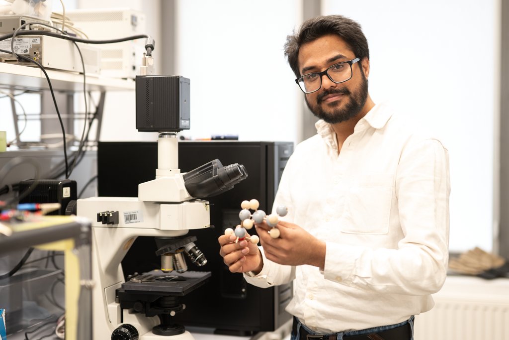ICHF_PAN's tweet photo. Prof. @JanPaczesny leads the Living Materials Group dedicated to bridging chemistry, physics & materials science with biological systems. Within IPC's Cluster 1, we work on selective antimicrobials that are safe for humans: https://t.co/6tYo4JEcgK.
#IPC_ExcellenceClusters #IChF https://t.co/zu3cLkYh2n