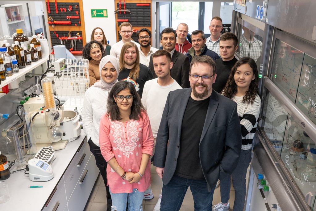 ICHF_PAN's tweet photo. Prof. @JanPaczesny leads the Living Materials Group dedicated to bridging chemistry, physics & materials science with biological systems. Within IPC's Cluster 1, we work on selective antimicrobials that are safe for humans: https://t.co/6tYo4JEcgK.
#IPC_ExcellenceClusters #IChF https://t.co/zu3cLkYh2n