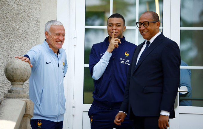 Deschamps con Mbappe, que pide silencio