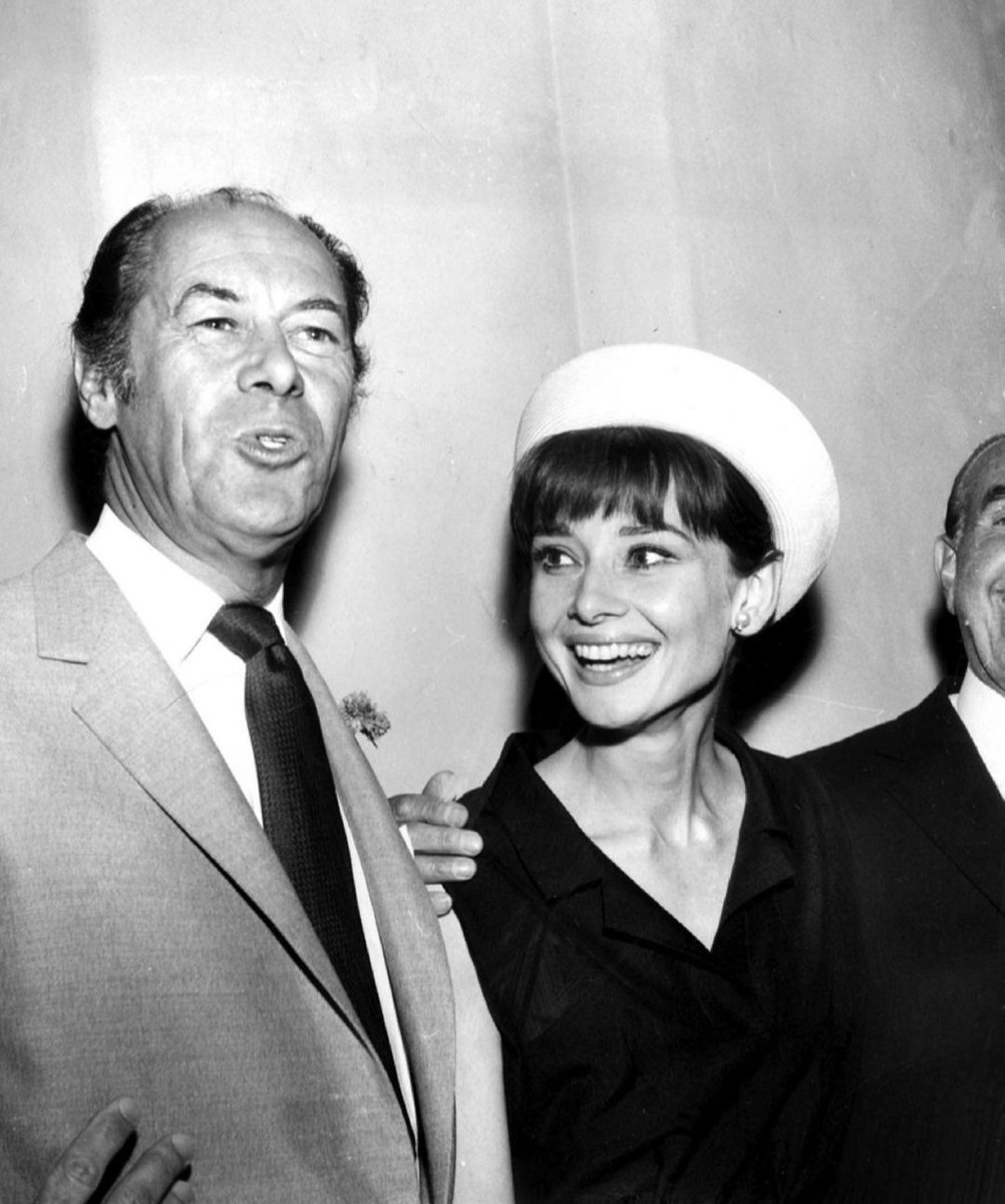 Recordando a #RexHarrison, cuando se han cumplido 34 años de su fallecimiento, con esta imagen en la que aparece junto a #AudreyHepburn durante la gira de medios para promocionar la película (#MyFairLady, 1964), de #GeorgeCukor. Obra maestra. Inolvidable y delicioso #Musical.