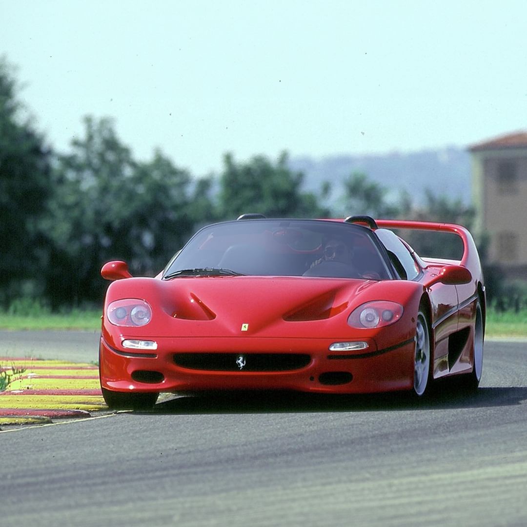公道を走るF1マシン」 1995年、フェラーリ創立50周年記念モデルとして