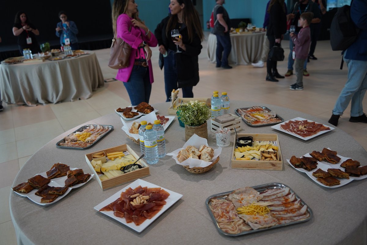 wp_vigo's tweet photo. Después, repusimos fuerzas con una comida nivel Galicia (pulpo🐙 incluido). 

#WCVigo2024 #WCVigo #Wordpress @mahou_es

📸 @NiloVelez y Antón Álvarez https://t.co/HZxSOMHu4p