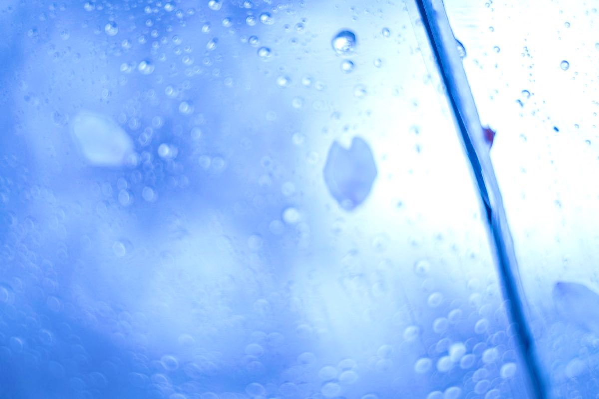 your__times's tweet photo. 雨の日でも 笑顔でいれば

なんか 良いことありそう

霧のかかる ぼやけた明日が

もっと鮮明に 見えるように

紫陽花から こぼれ落ちた

光り輝く ひと雫を

目薬のように

君のひたむきな その瞳に https://t.co/ChkkPxEGVf