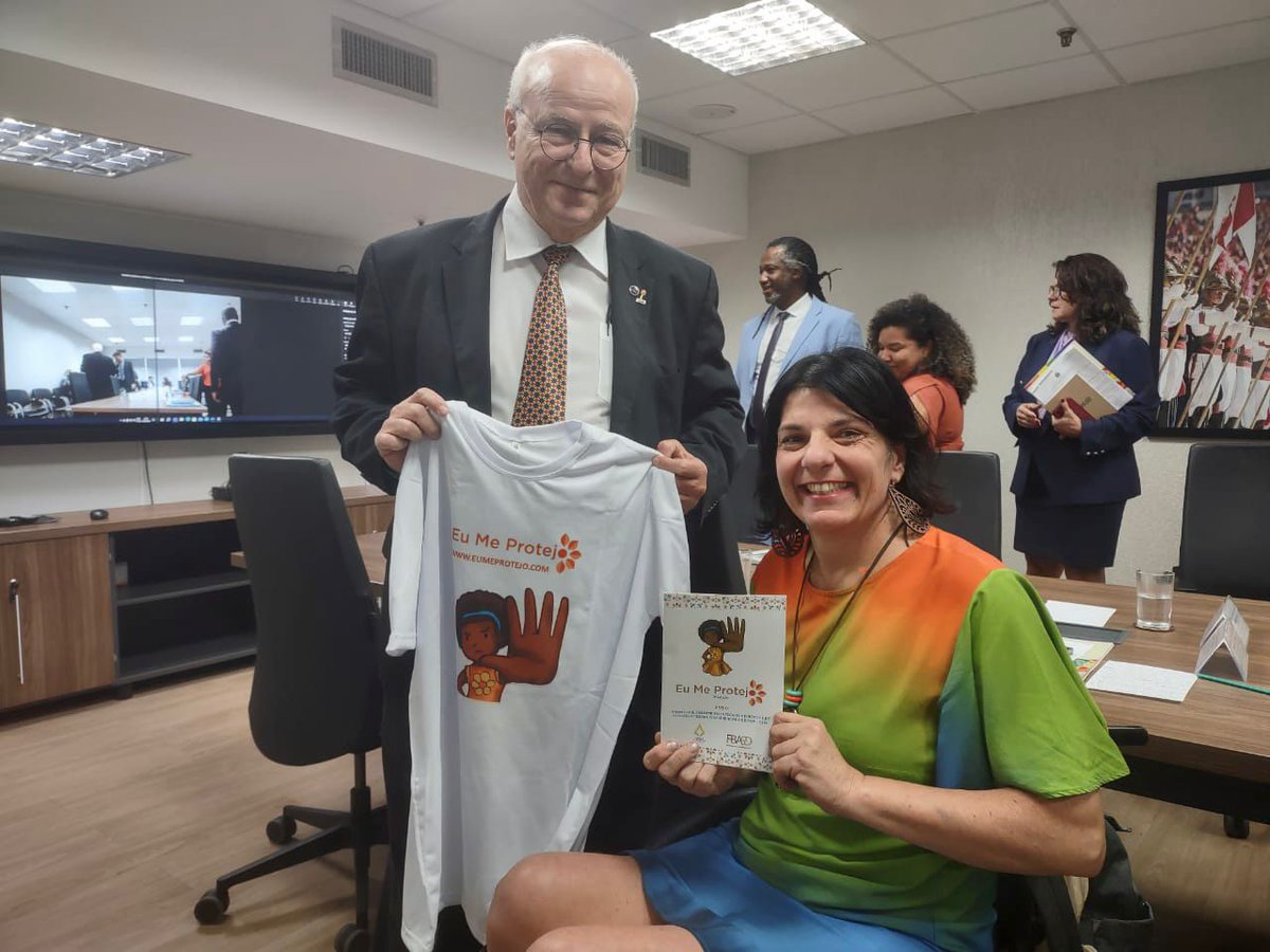 A Secretária Nacional dos Direitos da Pessoa com Deficiência <a href="/anna_feminella/">Anna Paula Feminella</a> , falou com Cláudio Vieira, Secretário Nacional da Crianca e do Adolescente, do <a href="/mdhcbrasil/">Ministério dos Direitos Humanos e da Cidadania</a>, sobre a atuação do Eu Me Protejo no envio de cartilhas para as crianças nos abrigos do Rio Grande do Sul.  🧡