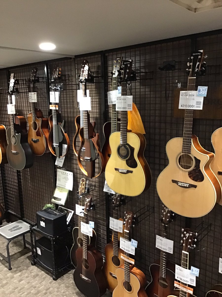 shima_yokohama's tweet photo. 当店自慢のアコギコーナーでございます。
あなたにぴったりの1本を是非探しに来てください！
弾き語ろうぜ！！！！

＃島村楽器
 #島村楽器横浜ビブレ店
#ギターやろうぜ https://t.co/MR08xo2lxD