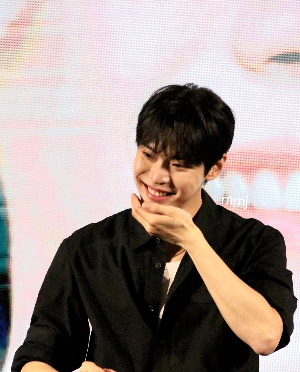 mlydwt's tweet photo. โทษนะครับผมขอถ่ายแฟนบนเวทีแปปนึงครับ https://t.co/luQxf8pkZg