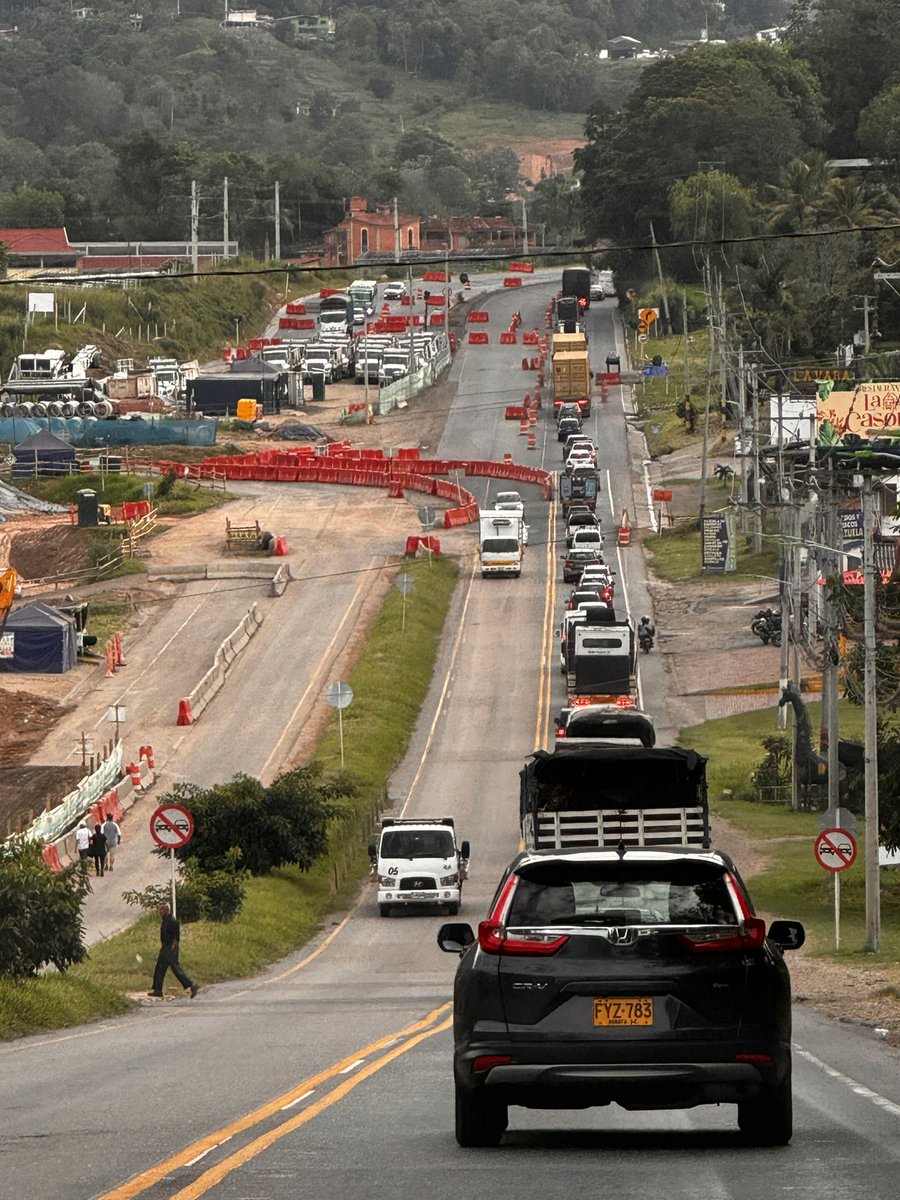 Así luce #Congestionada y con #ViaCerrada la ruta #Girardot #Bogota 
<a href="/ViaSumapaz/">Vía Sumapaz</a> <a href="/CundinamarcaGob/">Gobernación de Cundinamarca</a> 
Apenas son las 7:35 am…
.
..
..
.
.

 #Viajeros
<a href="/FelipeArias71/">Felipe Arias</a> <a href="/lafm/">La FM</a> <a href="/RevistaSemana/">Revista Semana</a>