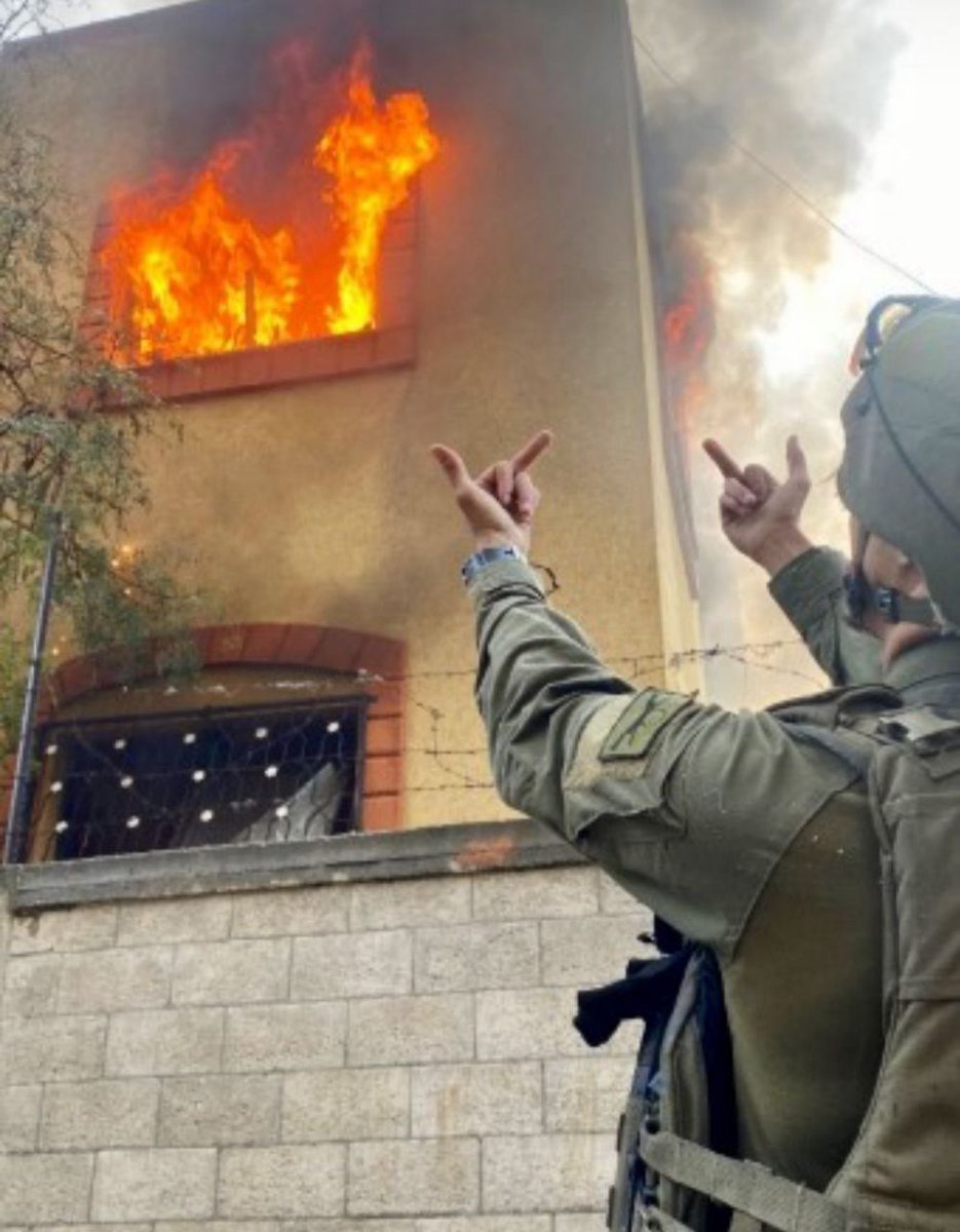 Un soldato israeliano pubblica una sua foto mentre si gode l’incendio di una casa palestinese a Gaza.
Mentre i propagandisti alla parenzo insistono su “esercito morale e Paese democratico”,loro sono fieri di essere depravati.
E lo ostentano perché questo li rende eroi,in Israele.