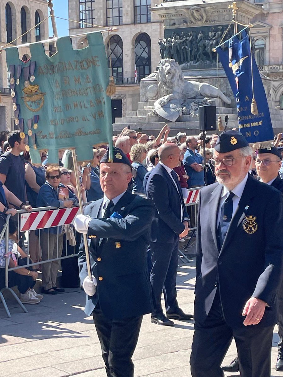 assoaeroarma's tweet photo. ✅ A.A.A. - #AviatoridItalia 💫
ℹ️ #2Giugno Sezione di #Milano con il Presidente Gen.S.A. (r) Roberto Zappa e numerosi Soci in uniforme sociale con il #Labaro al seguito, hanno partecipato alla manifestazione tenuta per la #FestadellaRepubblica presso Piazza del #Duomo https://t.co/E0ZuiHH8vt
