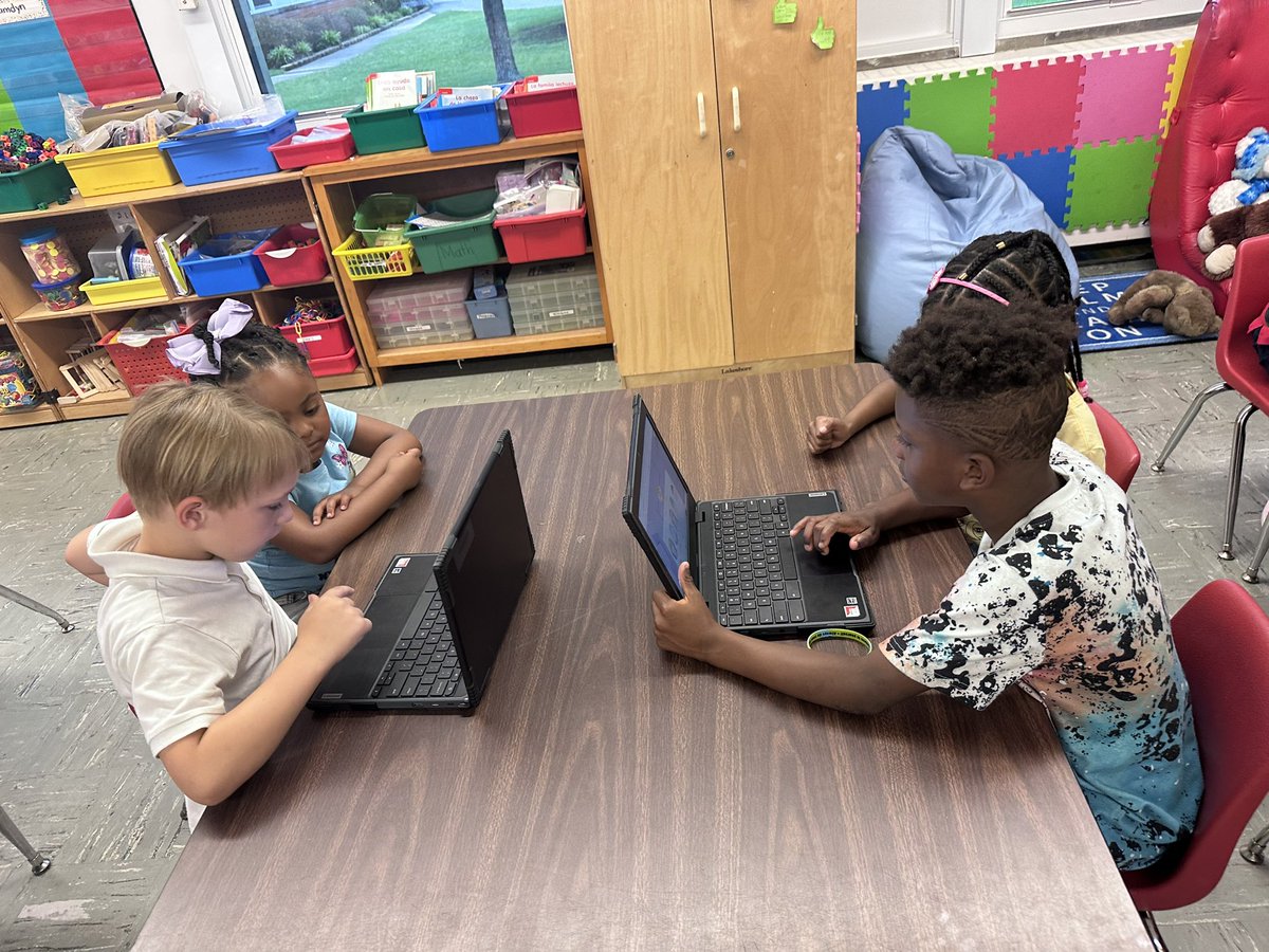 profesammyleon's tweet photo. Congratulations kindergarten Spanish immersion scholars for being #GlobalLeaders by connecting and having a video call with the Colombian kindergarten class. #UnitingOurWorld @ParticipateLrng https://t.co/4EGbkk1mzF
