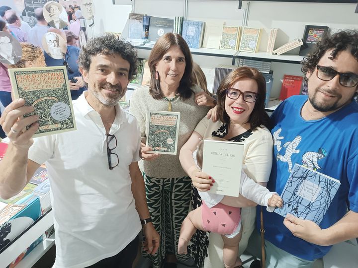 alvarellos_ed's tweet photo. Intensa primeira fin de semana na @FLMadrid. Lembrade que estamos na #Caseta285. Trouxemos a Madrid máis de 120 títulos de cultura galega. Nas imaxes, con #OliviaTudela #MaríadoCebreiro #GermánLabrador, #ElisardoFlores #MaríaNovo #InésCanosa #MiguelBarrera e #CarmeLamela. https://t.co/w8DLtP0Y5v