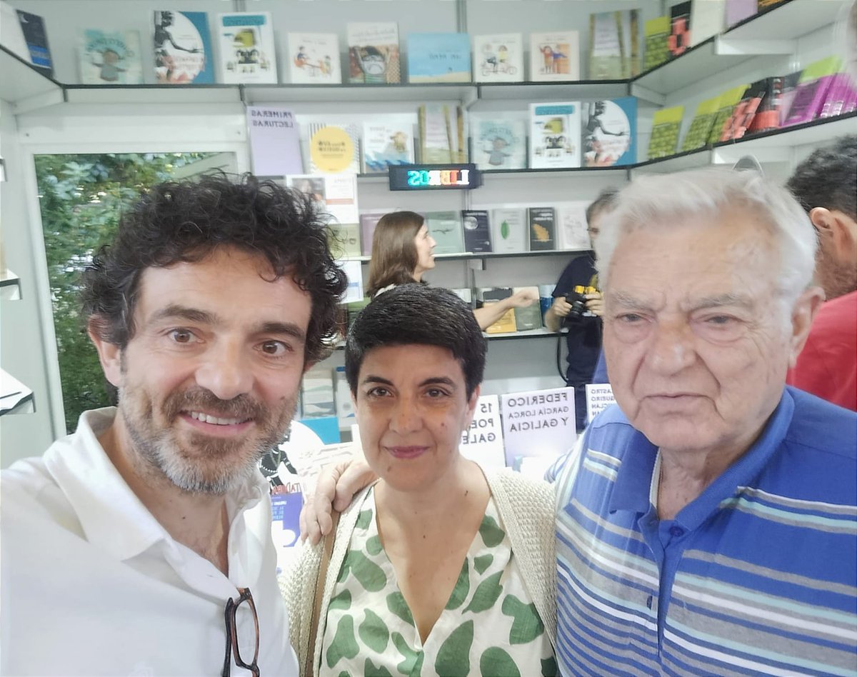 alvarellos_ed's tweet photo. Intensa primeira fin de semana na @FLMadrid. Lembrade que estamos na #Caseta285. Trouxemos a Madrid máis de 120 títulos de cultura galega. Nas imaxes, con #OliviaTudela #MaríadoCebreiro #GermánLabrador, #ElisardoFlores #MaríaNovo #InésCanosa #MiguelBarrera e #CarmeLamela. https://t.co/w8DLtP0Y5v