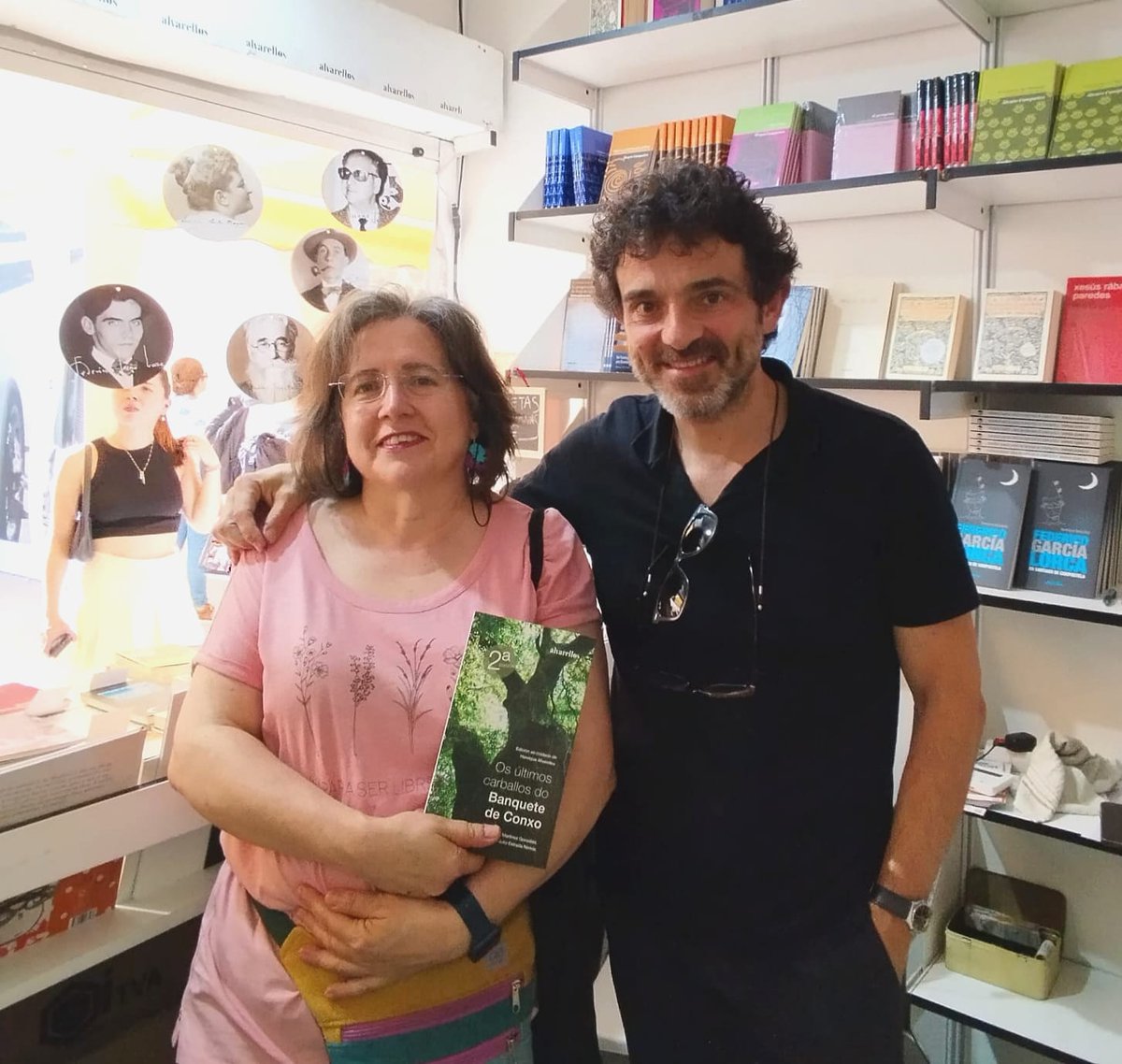 alvarellos_ed's tweet photo. Intensa primeira fin de semana na @FLMadrid. Lembrade que estamos na #Caseta285. Trouxemos a Madrid máis de 120 títulos de cultura galega. Nas imaxes, con #OliviaTudela #MaríadoCebreiro #GermánLabrador, #ElisardoFlores #MaríaNovo #InésCanosa #MiguelBarrera e #CarmeLamela. https://t.co/w8DLtP0Y5v