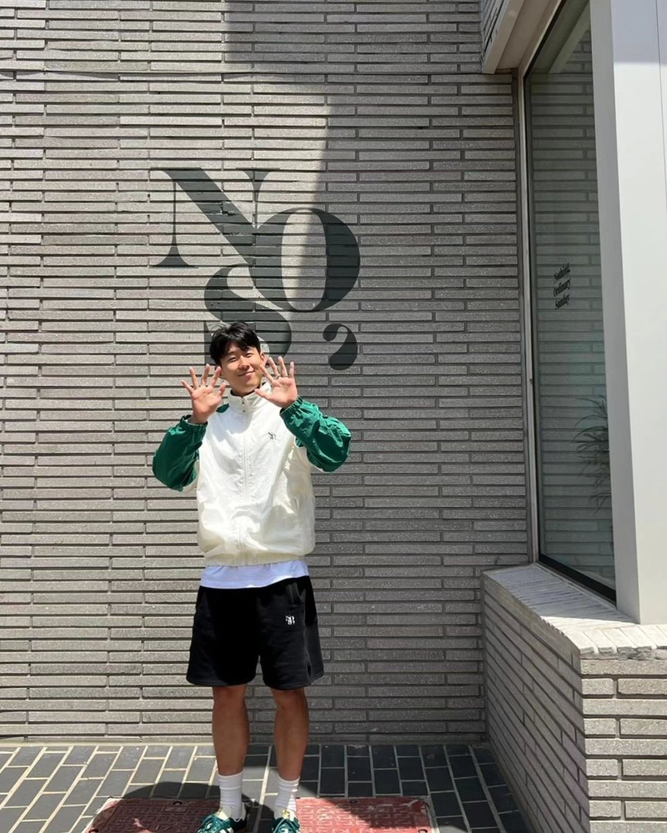 hoonpom's tweet photo. 얘들아 
김승훈이랑 손흥민 사귀는 거 모두가 아는데
손흥민만 모른대 https://t.co/81MtY4I7S4