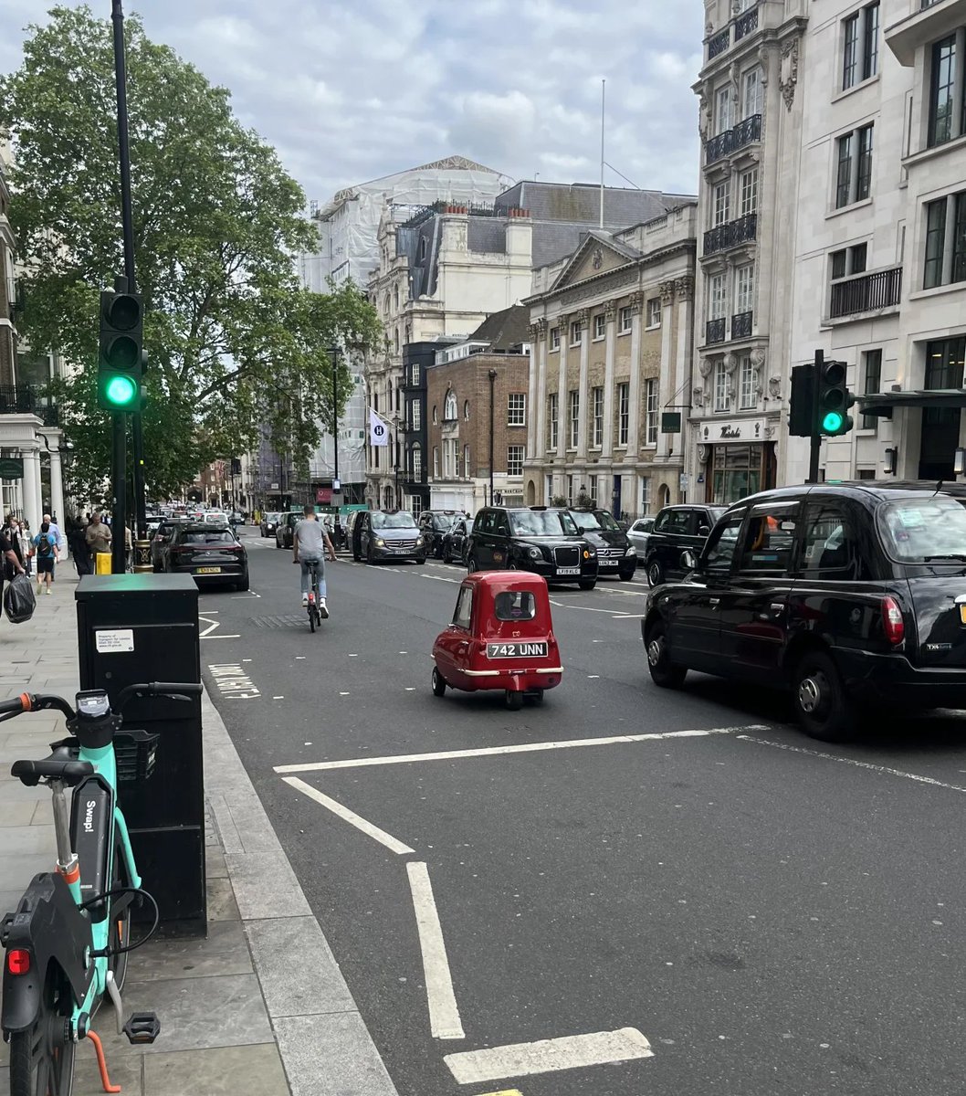 DBrunat's tweet photo. London is so damn weird.
I saw an old man driving a tricycle around, going around in circles 😅 https://t.co/fgHH235FSF