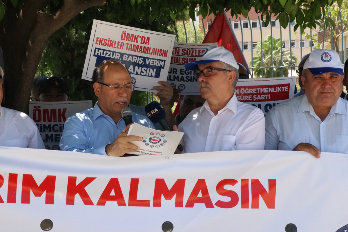 mehmetsezer01's tweet photo. "Öğretmenlik meslek kanunu, ayrıştırıcı değil kapsayıcı olmalı; Eğitimcileri bölmemeli, haklar yarım kalmamalı"

@EgitimBirSen olarak bugün 81 ilde alanlardaydık. @EbsAdana01 olarak Adana'daki basın açıklamamızı @AdanaMem önünde yaptık. 

Bu hafta görüşülecek #ÖğretmenlikMeslekKanunu ile ilgili taleplerimizi hem yetkililerle hem de kamuoyu ile paylaştık.

Bu günlerde yetersizliği açık ve iptal edilen maddeleri ile uygulama şansı kalmayan kanunun yeniden düzenlenmesi ve bu sefer kapsamı geniş, şiddete yaptırım içeren ve eğitimcilerin tamamını memnun edecek bir kanun tasarısı, TBMM gündemine gelsin istiyoruz.

Katılım gösteren tüm eğitim çalışanlarına ve basın mensuplarına teşekkür ediyorum.

@_aliyalcin_