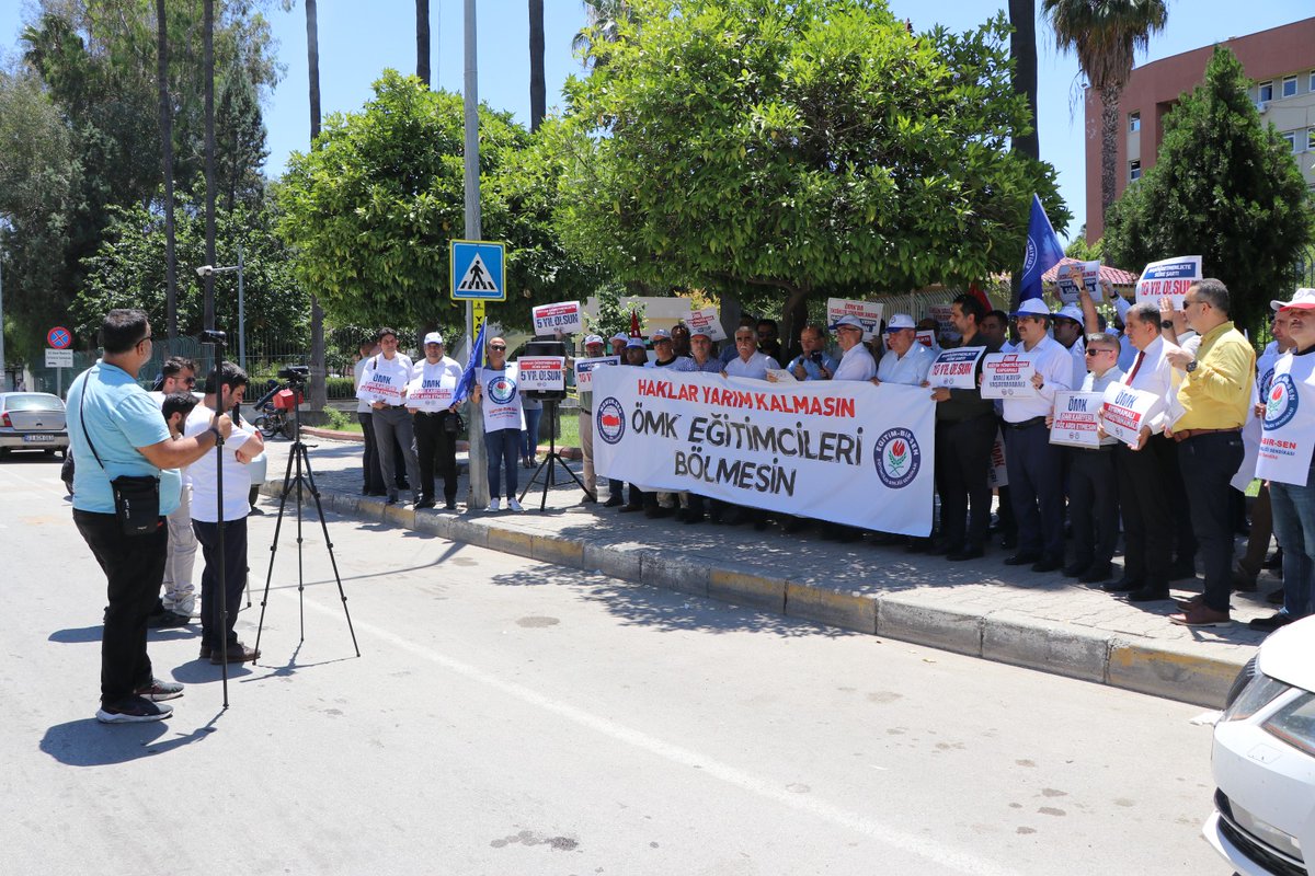 mehmetsezer01's tweet photo. "Öğretmenlik meslek kanunu, ayrıştırıcı değil kapsayıcı olmalı; Eğitimcileri bölmemeli, haklar yarım kalmamalı"

@EgitimBirSen olarak bugün 81 ilde alanlardaydık. @EbsAdana01 olarak Adana'daki basın açıklamamızı @AdanaMem önünde yaptık. 

Bu hafta görüşülecek #ÖğretmenlikMeslekKanunu ile ilgili taleplerimizi hem yetkililerle hem de kamuoyu ile paylaştık.

Bu günlerde yetersizliği açık ve iptal edilen maddeleri ile uygulama şansı kalmayan kanunun yeniden düzenlenmesi ve bu sefer kapsamı geniş, şiddete yaptırım içeren ve eğitimcilerin tamamını memnun edecek bir kanun tasarısı, TBMM gündemine gelsin istiyoruz.

Katılım gösteren tüm eğitim çalışanlarına ve basın mensuplarına teşekkür ediyorum.

@_aliyalcin_