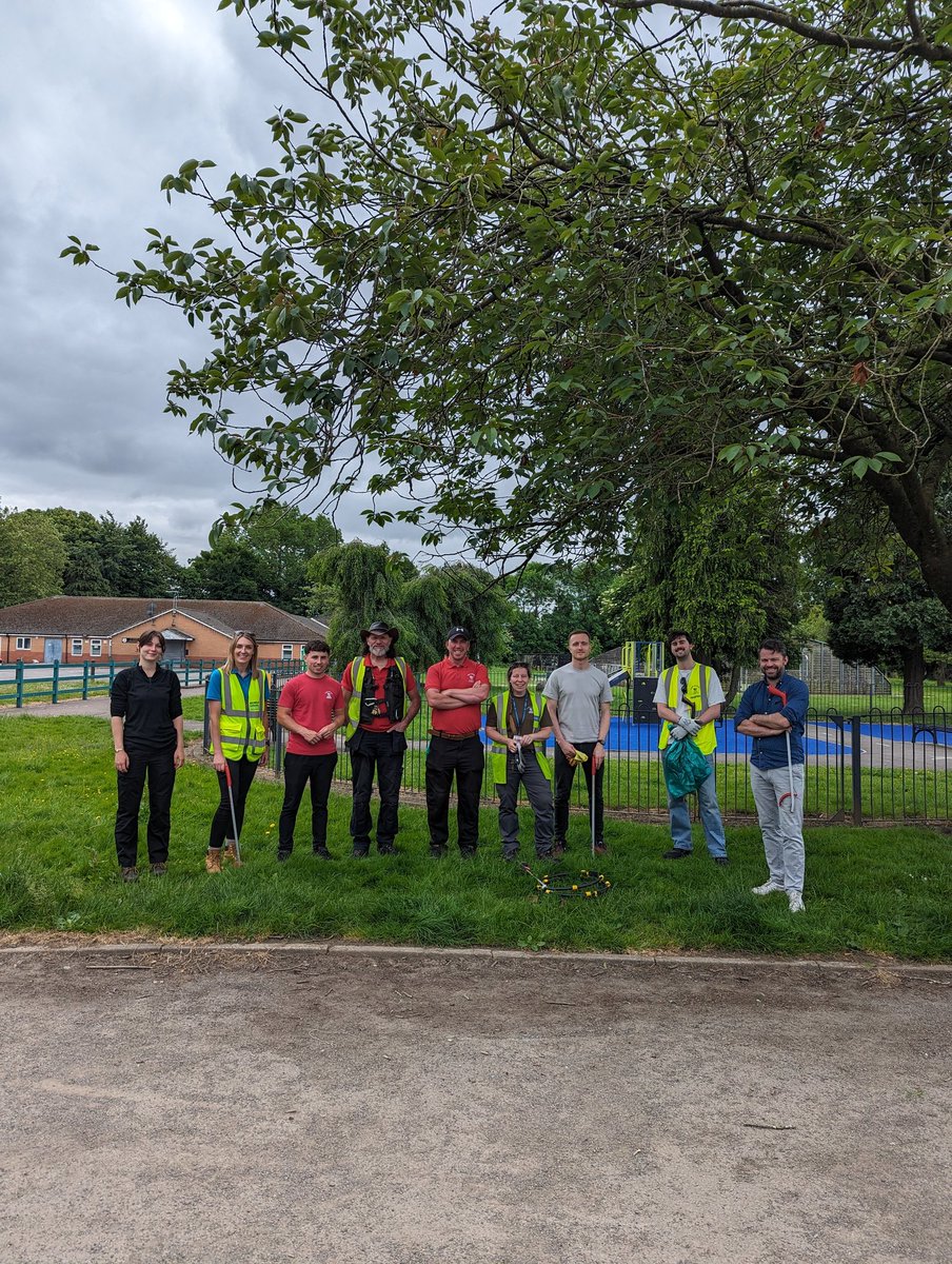 Today the Urban Rangers are working together with Community Rangers, <a href="/morgansindallc/">Morgan Sindall Construction</a> &amp; #Curtainconsulting to clear Litter &amp; Flytipping in #TremorfaPark. #intergratedfencing #workingtogether #LitterPick  #lovewhereyoulive #TremorfaPark #MakingaDifference #CardiffCouncil