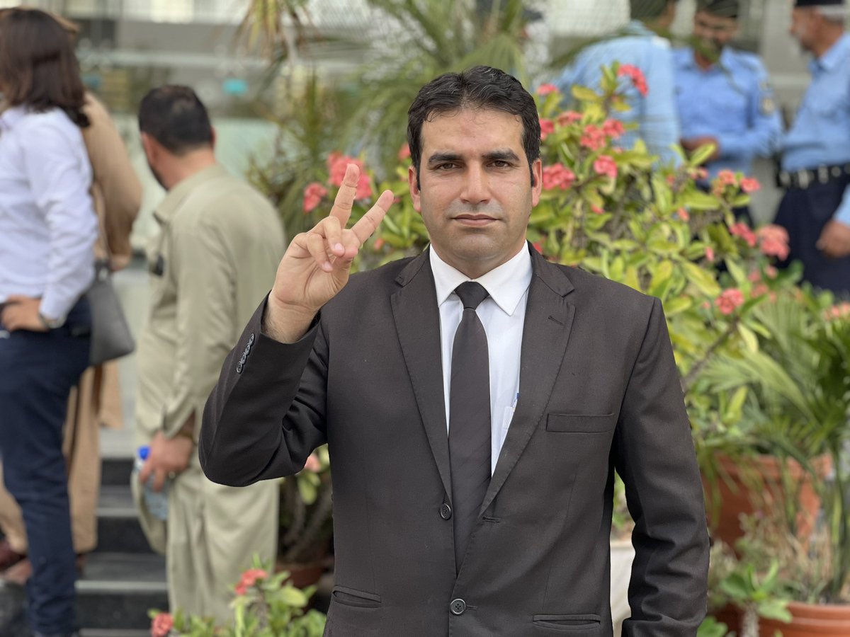 KhalidYChaudry's tweet photo. الحمداللہ
پاکستانیو۔ آج سائفر کو بیرسٹر سلمان صفدر کے ہمراہ انجام تک پہنچا آیا ہوں۔
29 اگست 2023 سے 3 جون 2024 تک کہقں کہاں کیسے کیسے نا انصافی ہوئی۔
میری پریشانی دیکھ کہ ہی عمران خان نے کہا تھا کہ “خالد گھبرا تو نہیں گئے یہ (یکطرفہ سماعت اور سزا کی تیاری) دیکھ کہ۔ اللہ الحق ہے یہ کچھ نہیں کر سکتے۔