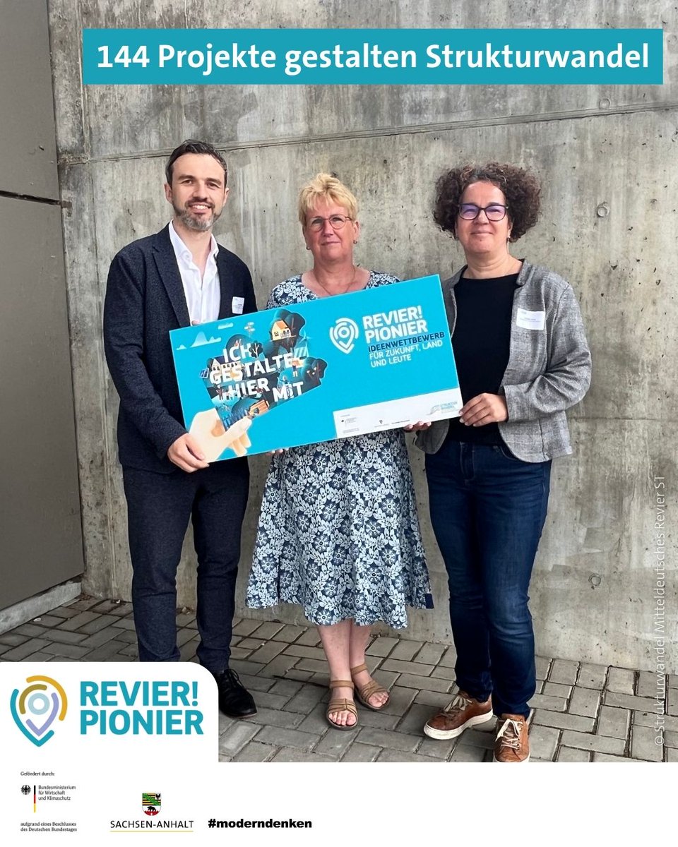 🏆 Die #REVIERPIONIER-Preisträger stehen fest! Die Jury prämierte 144 der 480 eingereichten Projekte. 💌 Eine Übersicht aller Preisträger unter revierpionier.de #moderndenken
Foto (v.l.): Peter Vogt (Stabsstelle Strukturwandel), Urte Hertrampf (BMWK) &amp; Annett Kautz (EMMD)