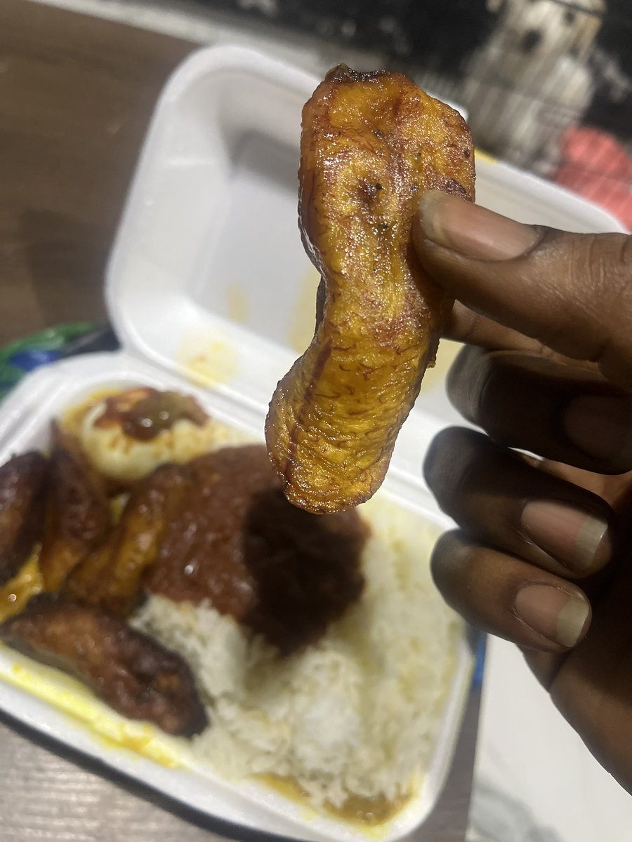 BenPalmah7's tweet photo. This is Accra-Ghana🇬🇭
Today is 3rd June 2024
The time is 12:39pm and this food was bought few minutes ago around 12:30pm.
The fairly ripped fried plantain I’m hold was bought for ¢3 for the one which is approximately $0.20.
Adding the remaining 4 in the background made it ¢15.🇬🇭 https://t.co/xdz20VEnkZ