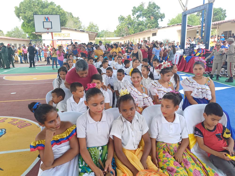 IpasmeOficial's tweet photo. #FelizLunes || ¡Trabajo en equipo, victoria segura!

Nuestras Unidades @ipasmecasacoima y el @ipasm_tucupita se mantienen en despliegue en el estado Delta Amacuro, llevando bienestar y salud al gremio educativo y al semillero de la patria.

#LikePaNicolás
@NicolasMaduro https://t.co/yAmf7dHpkY