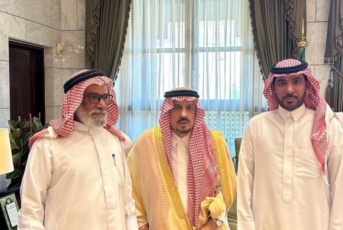 omaairfahad's tweet photo. بيض الله وجه الشيخ زبن بن عواض الرحيمي المطيري وترفع له البيضا لموقفه النبيل في العفو عن قاتل ابنه لوجه الله وهذا موقف بطولي يقتدى به وليس بغريب على قبيلة مطير هذه المواقف العظيمة والله يكتب له الاجر العظيم  ويكثر من أمثاله. والله يغفر لإبنه فيصل ويتغمده بواسع رحمته ويعوضه بجنات النعيم.