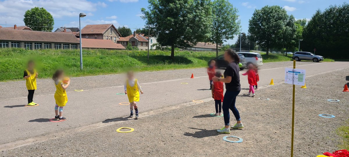 frederickieffer's tweet photo. 4ème rencontre départementale basket pour les cycles 2 et 3 de Belleville, Charny et Stenay ! Les ateliers extérieurs sont revenus avec le soleil ! @55Cpd @dsden55 @ien_stenay @55_verdun #usep55 #basket55 https://t.co/i4W6ZzgPcj