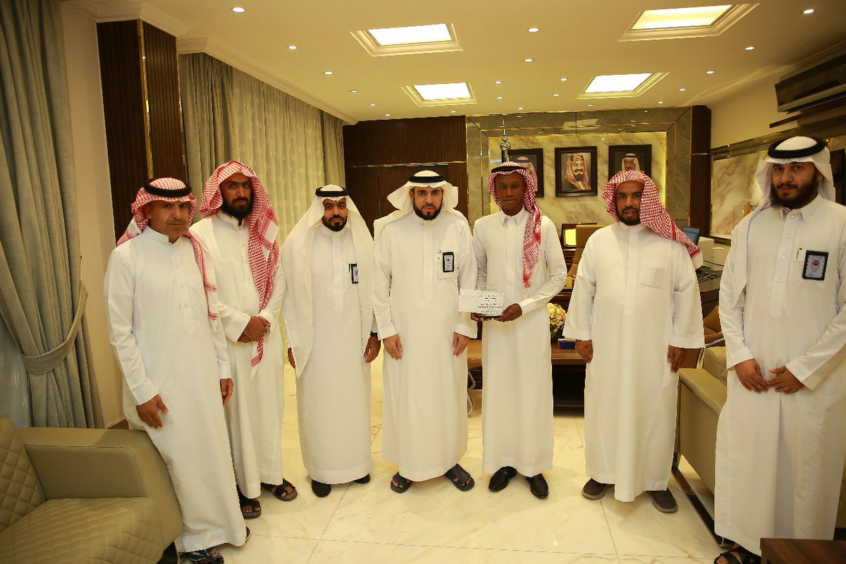 al_hotah's tweet photo. مدير تعليم #المجمعة يُكرم اليوم الطالب محمد هارون الطاهر من مدرسة ثانوية الأمير مقرن بـ #حوطة_سدير وذلك لفوزه في مسابقة القرآن الكريم والسنة النبوية على مستوى تعليم منطقة #الرياض للعام 1445هـ؛ داعيًا الله بمزيد من التقدم والتفوق . 
@MOE_MJM https://t.co/lYnevd0jwl