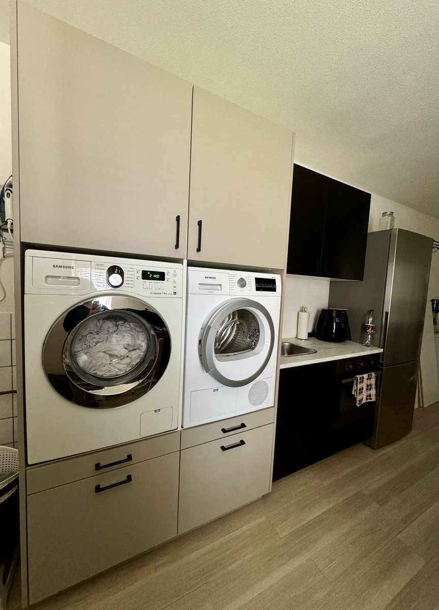 71kletsmajoor's tweet photo. @Vlinda269 Wij hebben deze kast ook, gekocht bij wasmachinekast nl, top service, en nee de kast beweegt niet tijdens het centrifugeren etc. Ik ben er nog steeds erg blij mee 😃 https://t.co/WBJXaRHgkR