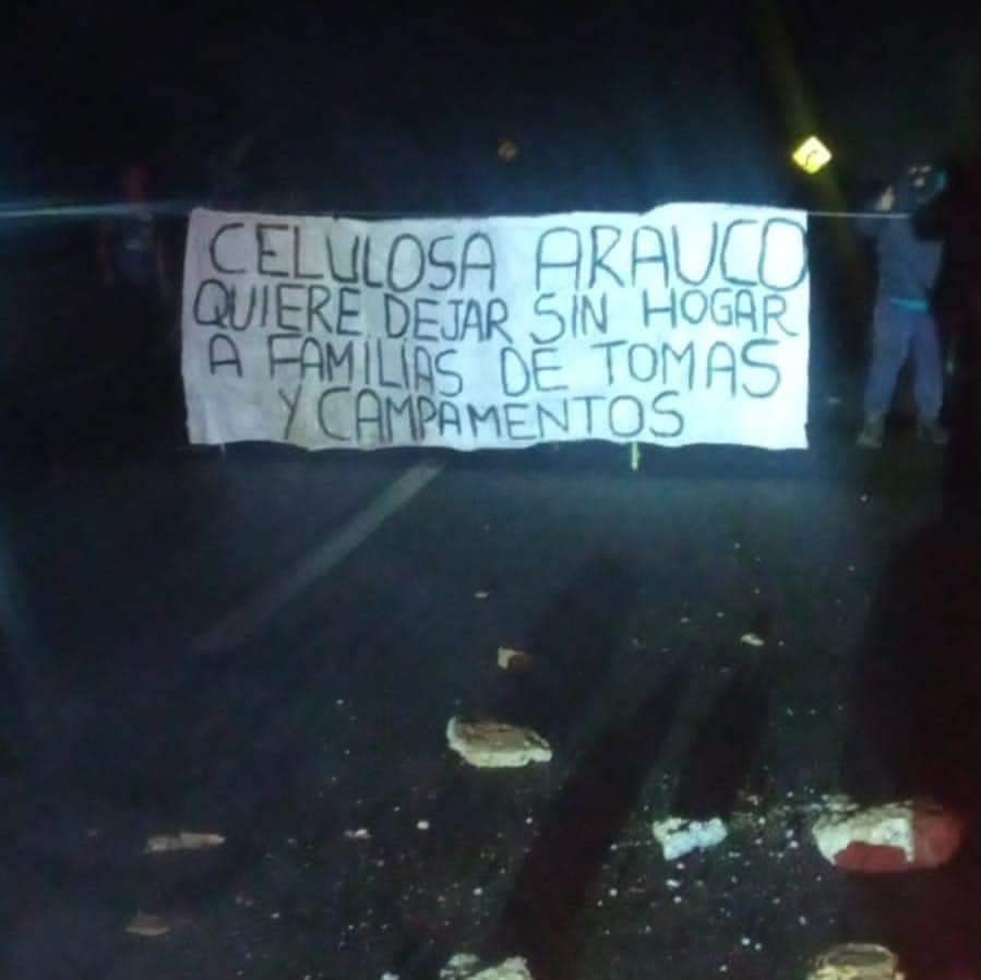 Danky73's tweet photo. ⛔️ AHORA 
Boric dijo que hay 500 mil nuevos empleos, vayan a reclamar a La Moneda‼️
RUTA 160 CORTADA CON BARRICADAS. ALTURA DE #COLCURA. Ambos sentidos, escombros y árboles en el camino.
#BoricMiente  #Arauco 
#ProscribirAlPartidoComunista 
Bachelet Lautaro Carmona https://t.co/WcwQ0h4MKz