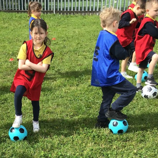 EagleshamPS's tweet photo. Try a Sport Week has kicked off at EPS! P1 had a blast learning new football skills. A big thanks to our visiting coach! #TryASportWeek #TeamEPS #EPSCommunity https://t.co/0IvyJvus16